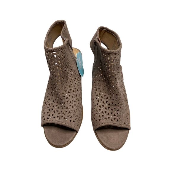 SO Womens 6M Brown Taupe Peep Toe Ankle Zip Block Heel Perforated Sandals NWT - Picture 3 of 12